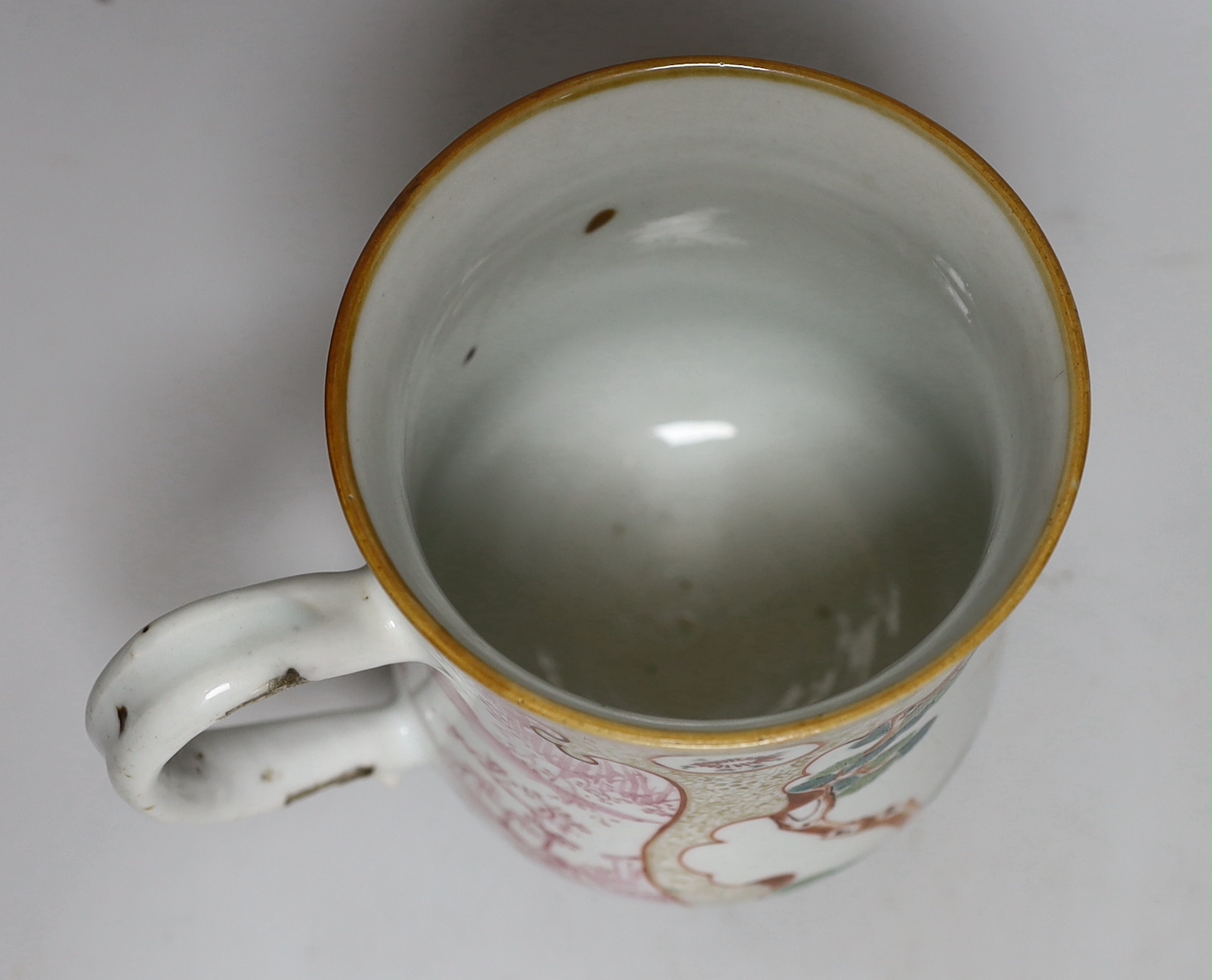 An 18th century Chinese export famille rose mug, 15.5cm high